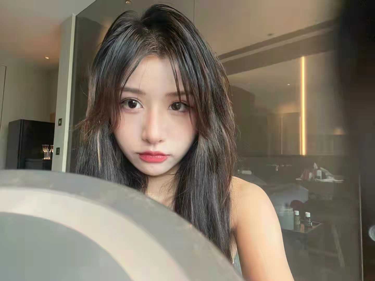 刚毕业大学生听话乖巧